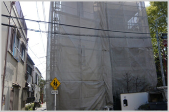 足場架設と養生ネットで下準備